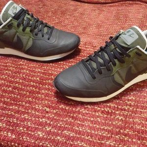 Nike Internationalist Rare Mens 9.5 Olive Black